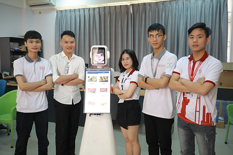 Nhóm nghiên cứu AI của ĐH Duy Tân cùng sản phẩm robot phục vụ thông minh